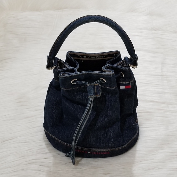 tommy hilfiger bucket bag